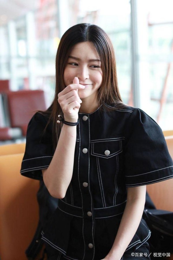 文咏珊亮相机场被赞身材好，和baby曾是好闺蜜，还一同创建过潮牌