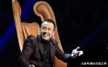 杨坤被曝出与两美女牵手聚会, 杨坤方怒回应: 这与工作无关!