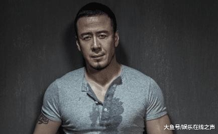 杨坤被曝出与两美女牵手聚会, 杨坤方怒回应: 这与工作无关!