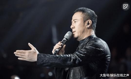 杨坤被曝出与两美女牵手聚会, 杨坤方怒回应: 这与工作无关!