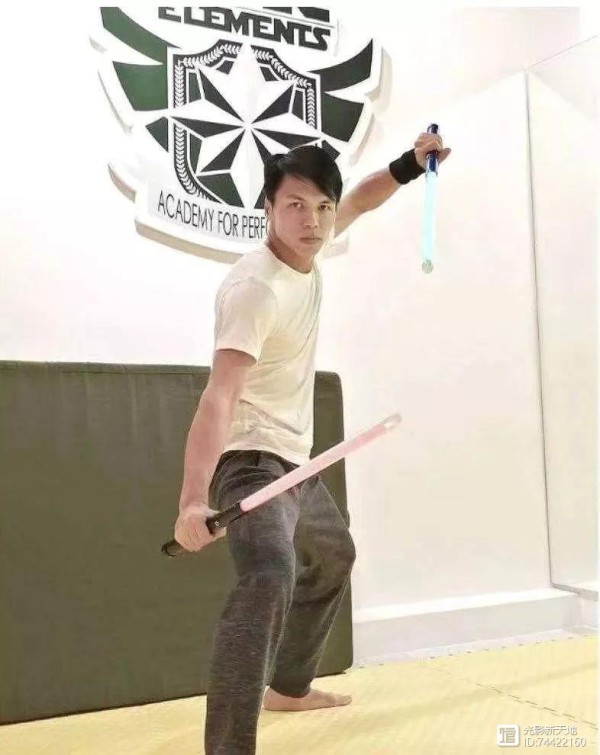 香港男星被困邮轮，和4名肺炎患者同船，仍不戴口罩发自拍