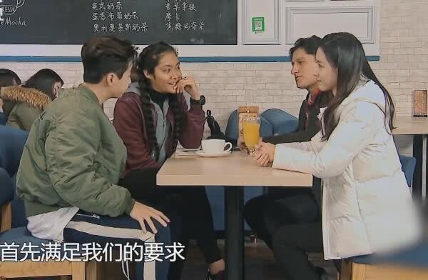 刘宪华抱陈都灵做游戏时险些摔倒，陈都灵一个动作暴露两人的关系