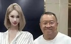 曾志伟估计头都大了，这合影还是拒绝好。