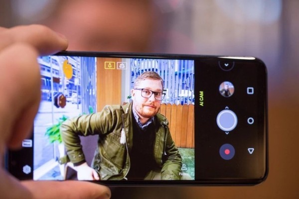 LG V30s姗姗来迟 小幅升级难激海淘热情 