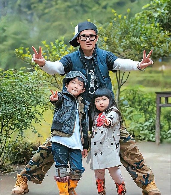 曹格曹三丰曹华恩父子三人户外合影，展现温馨亲子时光