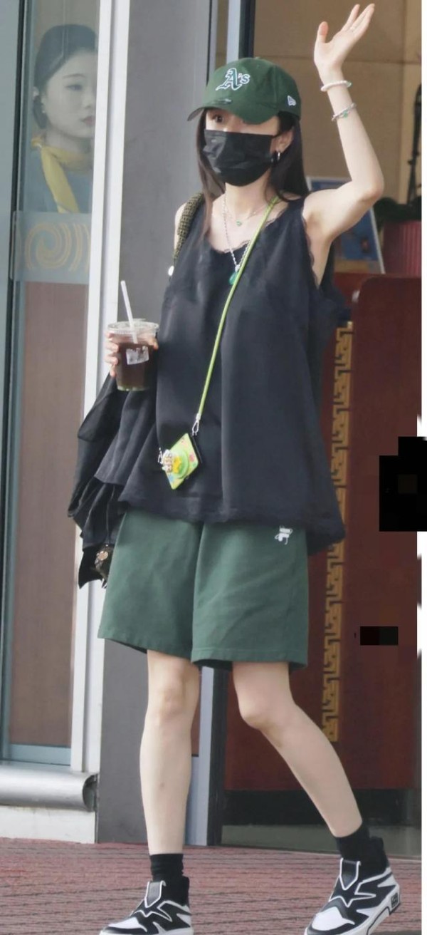杨幂深夜现身北京机场，丑衣服穿出潮流高级感，衣品真不是盖的 学姐式酷辣穿搭