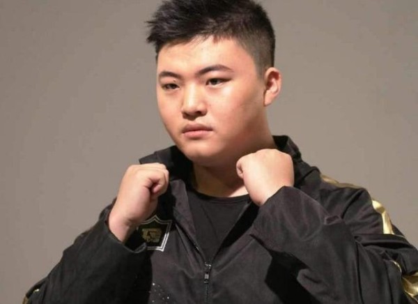“虎狗”矛盾再次升级,小虎女友:UZI打的怎么样心里没点13数?