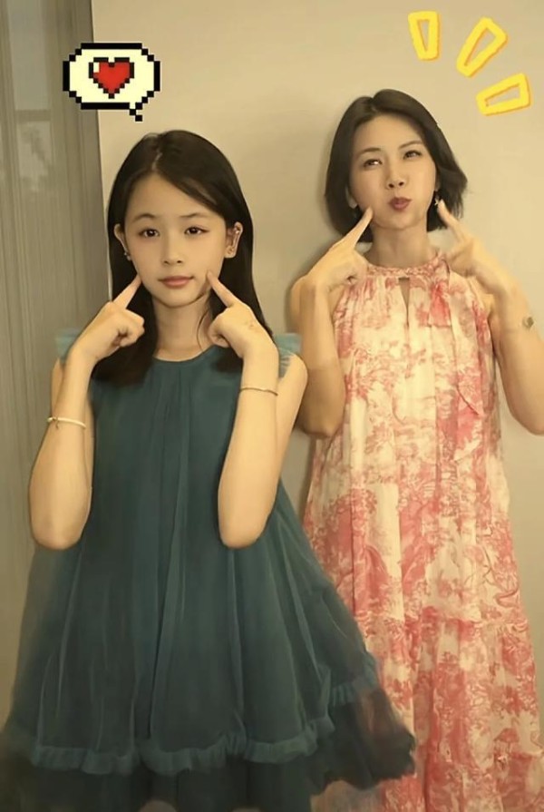 曹曦文女儿12岁近照 颜值惊艳似明星