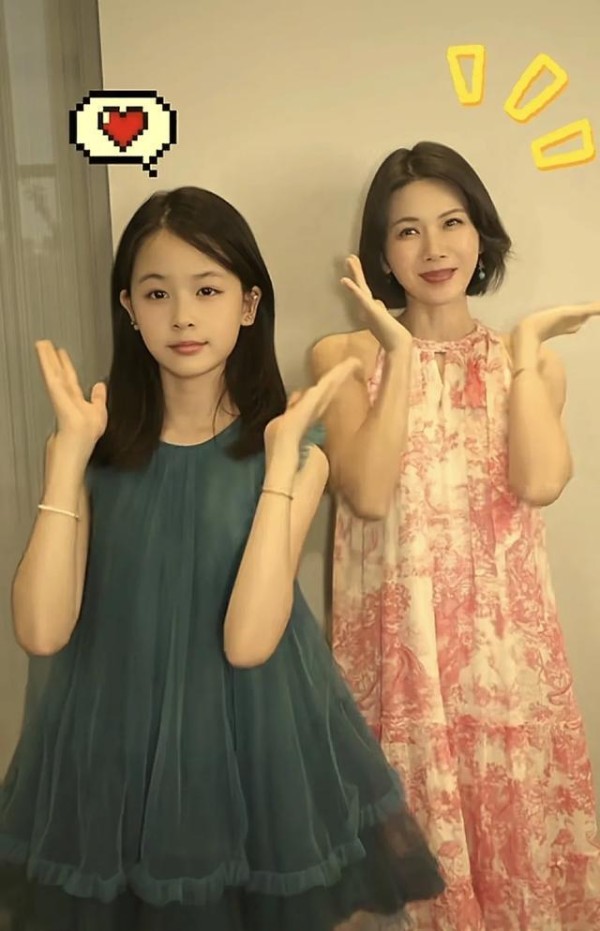 曹曦文女儿12岁近照 颜值惊艳似明星