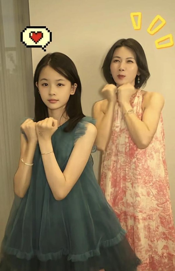 曹曦文女儿12岁近照 颜值惊艳似明星
