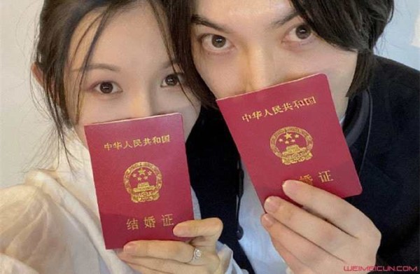 简弘亦领证结婚