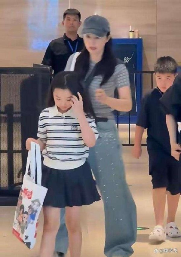 董璇带沙溢佟丽娅父母出游 新时代家庭典范