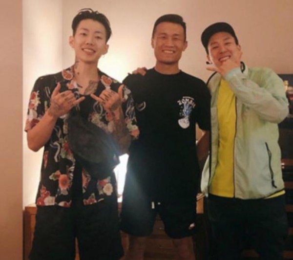 男星为好友当翻译出意外，遭外籍格斗选手重甩巴掌