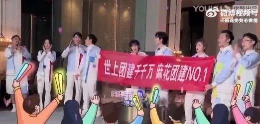 听到<a style='color:#f10404;' href='https://www.mingxing.cc/tags-3211.html ' target='_blank'>沈腾</a>的吐槽，<a style='color:#f10404;' href='https://www.mingxing.cc/tags-274.html ' target='_blank'>杨幂</a>来麻花家族找<a style='color:#f10404;' href='https://www.mingxing.cc/tags-3211.html ' target='_blank'>沈腾</a>算账了！