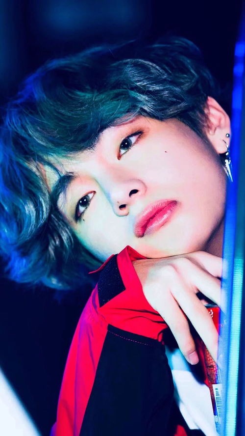 金泰亨IU三连拍合照_韩国知名女星IU，向10万名观众赠送礼物，金泰亨惊喜亮相<a target=