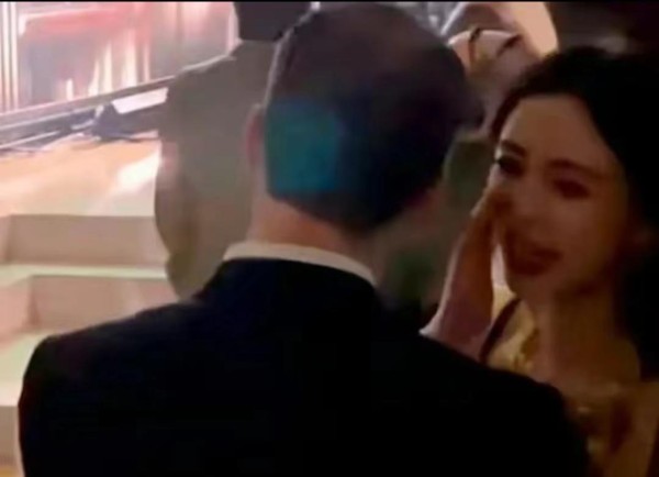 baby与高层互动交头接耳举止暧昧，网友：女人在社会上生存太难了