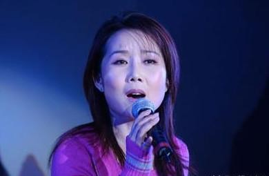 比那英还红，被熊猫咬伤依旧带伤上阵，嫁实力派演员恩爱今无绯闻