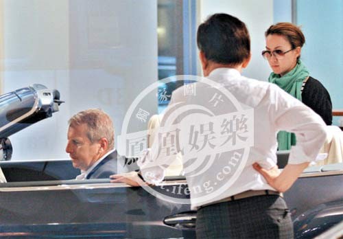 　　李玟与外籍老公买豪车