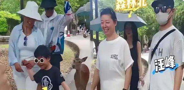 汪峰九口人日本游，家庭关系大考场：7000元外套与98元裙子的背后