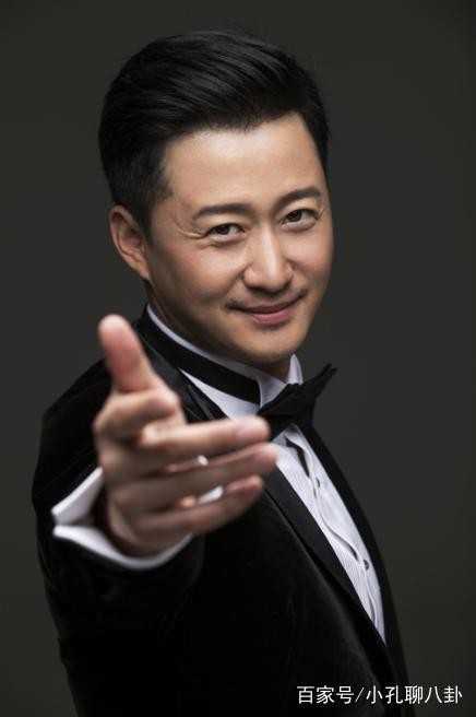 吴京和“替身”长得一模一样，吴京粉的你能看出谁是本尊吗？