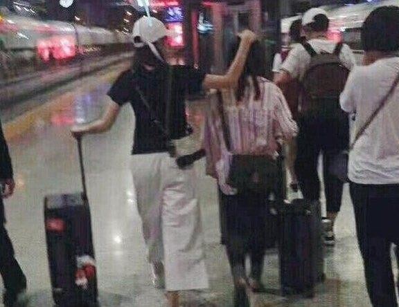 迪丽热巴对待助理态度获赞人品好：不仅像闺蜜，更像情侣