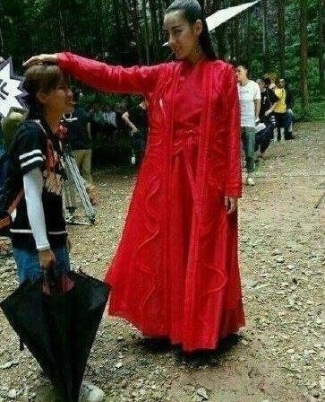 迪丽热巴对待助理态度获赞人品好：不仅像闺蜜，更像情侣