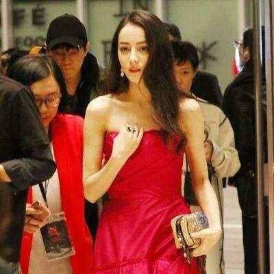 迪丽热巴对待助理态度获赞人品好：不仅像闺蜜，更像情侣