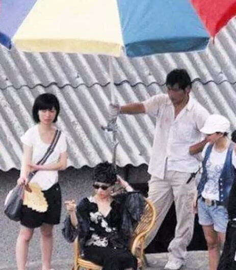 迪丽热巴对待助理态度获赞人品好：不仅像闺蜜，更像情侣