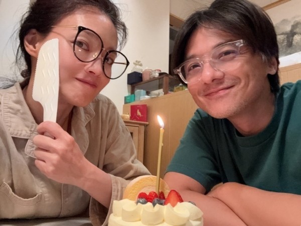 舒淇晒与冯德伦合照庆祝，49岁状态依旧很好，喜欢简单平淡的生活