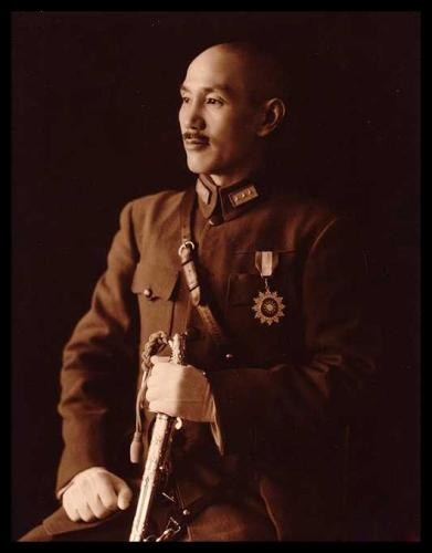 蒋经国突然离世，作为继母的宋美龄沉默良久，说了句让人心酸的话