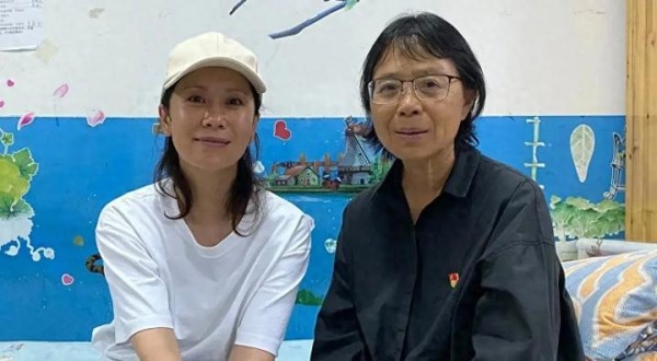 海清与张校长合照显距离，宋佳却如闺蜜般亲密无间