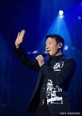 55岁黎明开演唱会，三位天王齐送花篮祝贺