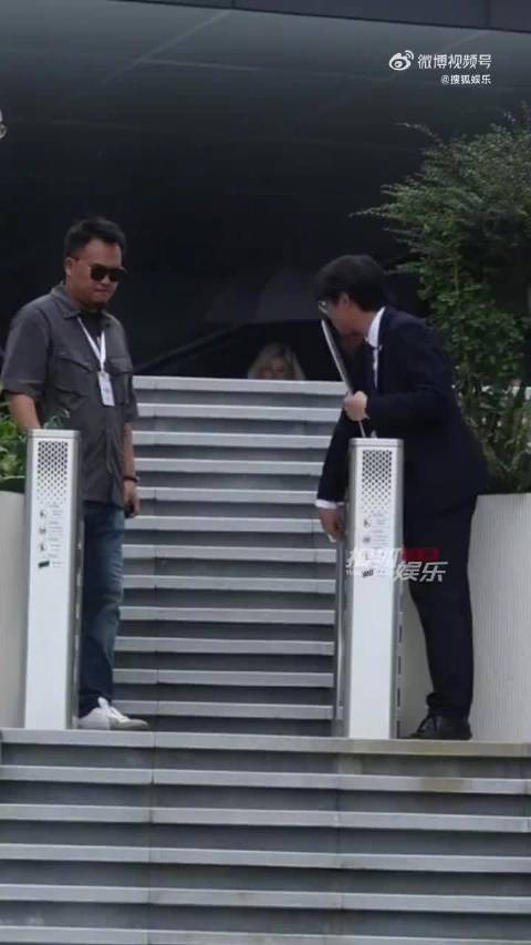 宋雨琦鎏金长发甜酷造型亮相,手持麦克风眼神专注