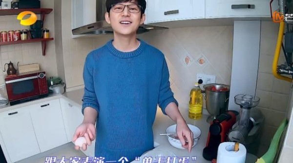 何炅宅在家不出门，每天吃饭都靠邻居投喂，走到哪都是好人缘！