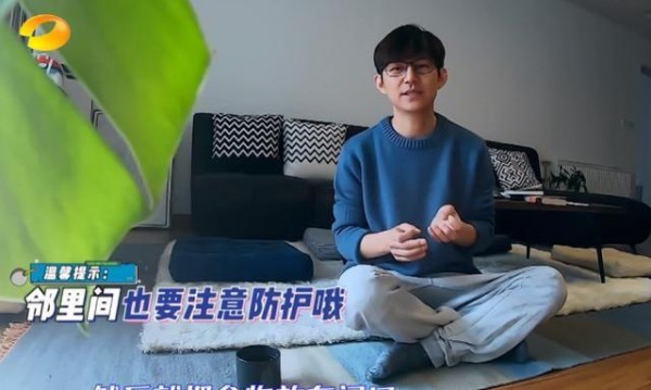 何炅宅在家不出门，每天吃饭都靠邻居投喂，走到哪都是好人缘！