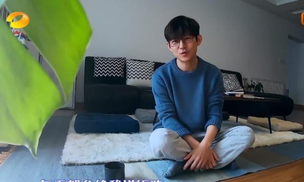 何炅宅在家不出门，每天吃饭都靠邻居投喂，走到哪都是好人缘！