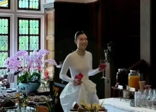 郭晶晶弟媳南风出生于1994年，比霍启仁小六岁学历成谜内幕