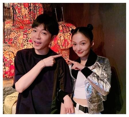 青峰私下约张韶涵！看她登场华丽打扮：有必要？