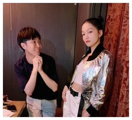 青峰私下约张韶涵！看她登场华丽打扮：有必要？