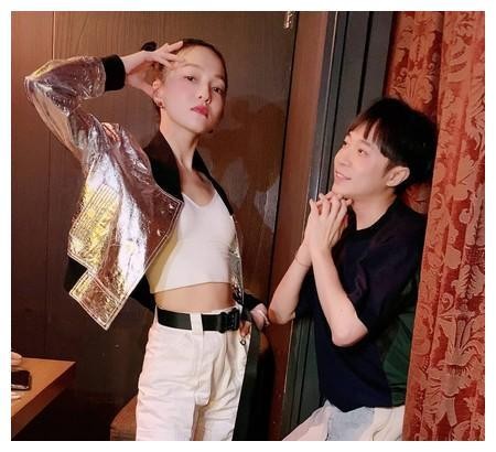 青峰私下约张韶涵！看她登场华丽打扮：有必要？