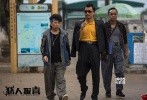 由香港著名喜剧导演谷德昭执导，吴镇宇、江疏影、郑中基等主演的贺岁喜剧《恶人报喜》近日发布了一组郑中基剧照，这位低调实力派的喜剧大咖尽显无厘头本色，从造型到动作散发出“萌贱”味，让观众忍俊不禁。