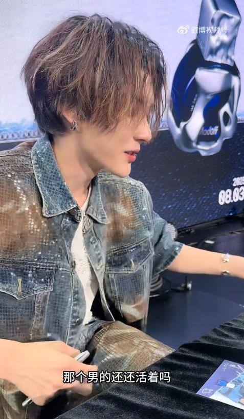 李权哲签售会 “毒舌闺蜜”式互动走红