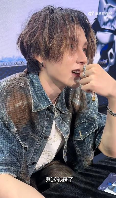 李权哲签售会 “毒舌闺蜜”式互动走红