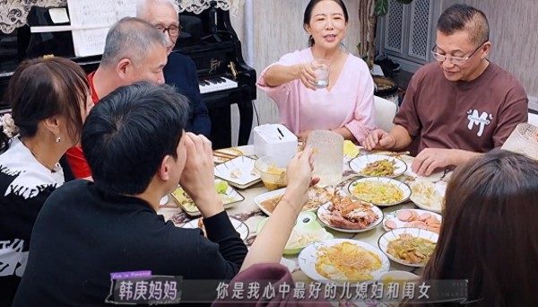 敏锐风声sDg：过年回婆家，卢靖姗与胡静遭遇大不同，婆媳关系一瞧便知

大家都说，想知道女人婚后过得好不好，回趟婆家就知道了。这不，娱乐圈的两位明星媳妇，卢靖姗和胡静，过年都回了婆家，可遭遇却是一个天上一个地下，婆媳关系好坏一眼就能看出来。
卢靖姗跟着韩庚回了牡丹江老家，那待遇，简直就是公主回宫啊！韩庚的妈妈热情得不得了，把家族亲戚都叫来了，还亲手做了一大桌年夜饭。红烧鱼、饺子、香肠、猪蹄……你想...