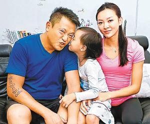 曾帅气不输吴启华，抛弃明星娶小20岁大学生，今妻子娇美他发福
