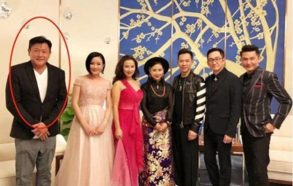 曾帅气不输吴启华，抛弃明星娶小20岁大学生，今妻子娇美他发福