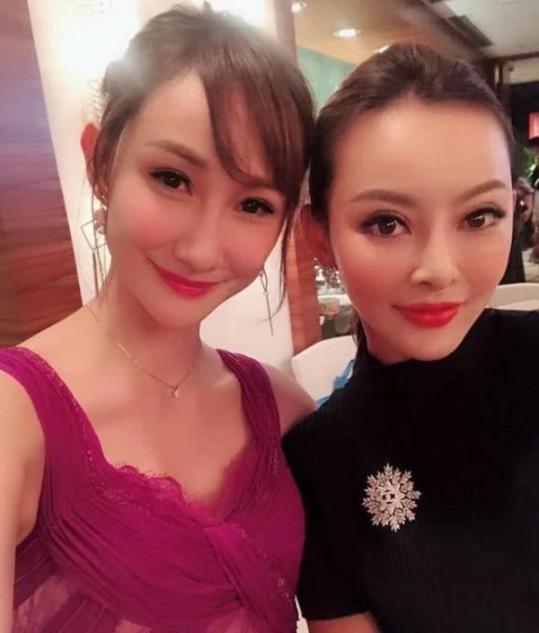 曾帅气不输吴启华，抛弃明星娶小20岁大学生，今妻子娇美他发福