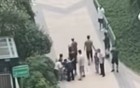 揪心！小区高空坠物，砸中婴儿车！婴儿仍在救治中