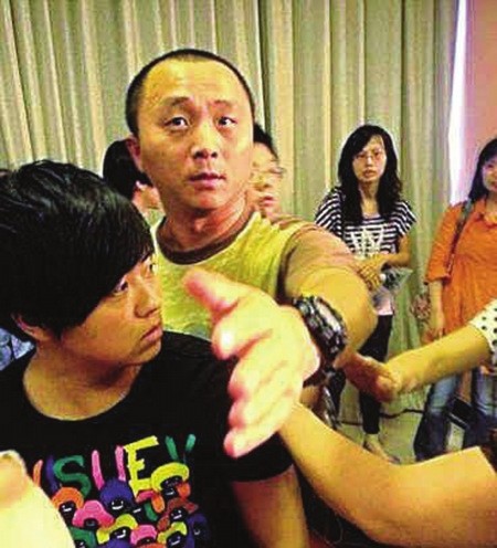 李小璐助理与记者发生冲突。