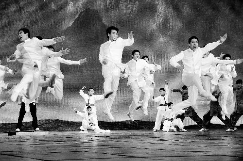 塔沟武校学员表演《少年中国》 